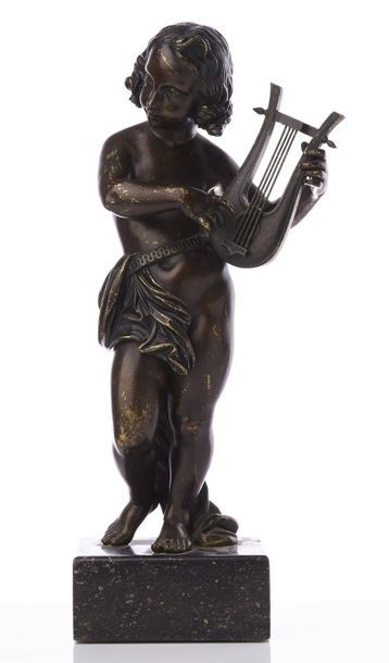 null Sujet en bronze patiné sur un socle marbre noir représentant un enfant jouant...