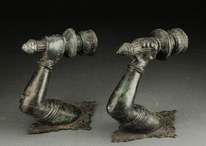 null Paire de bras de lumières en bronze patiné inspirés de l'antiquité
XXème siècle
H....