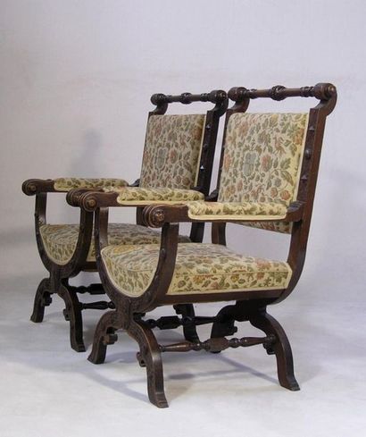 null Paire de d'important fauteuils currule dit “Dagobert” en chêne sculpté
Fin XIXème...