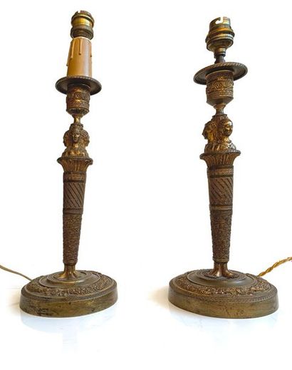 null Paire de flambeaux en bronze doré à décor de buste féminin et de colonnes can­nelées...