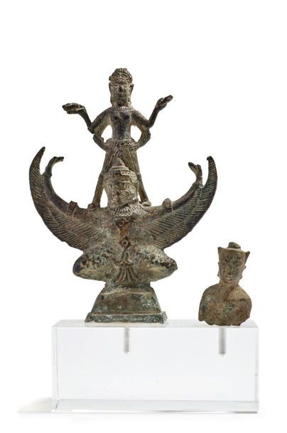 CAMBODGE Small bronze statuette of a deity standing with four arms on the garuda...