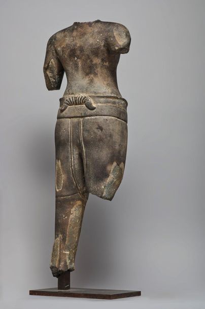 CAMBODGE - fin IXe siècle, style du preah ko 
Torse de shiva en grès noir poli, portant...