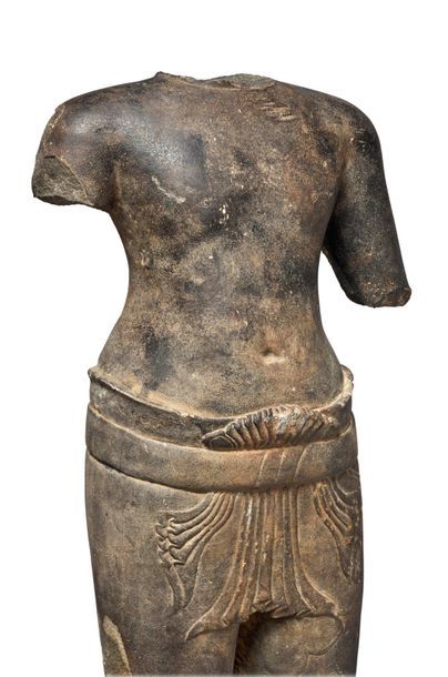 CAMBODGE - fin IXe siècle, style du preah ko 
Torse de shiva en grès noir poli, portant...