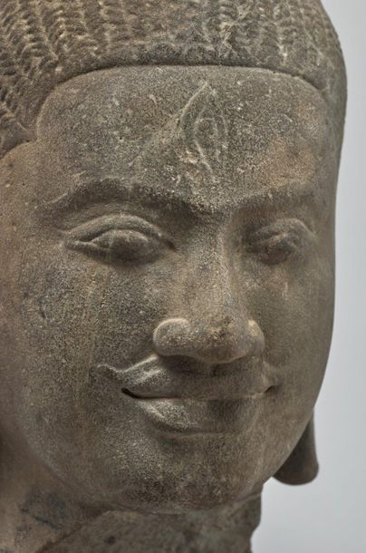 CAMBODGE - PÉRIODE KHMÈRE, ANGKOR VAT, XIIE SIÈCLE 
Shiva's head in grey sandstone,...
