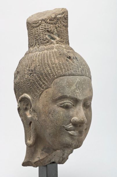CAMBODGE - PÉRIODE KHMÈRE, ANGKOR VAT, XIIE SIÈCLE 
Shiva's head in grey sandstone,...