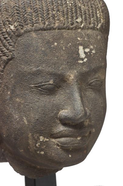 CAMBODGE - Période khmère, BAPHUON, XIe siècle 
Tête de bouddha en grès gris, esquissant...