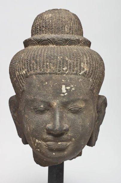 CAMBODGE - Période khmère, BAPHUON, XIe siècle 
Tête de bouddha en grès gris, esquissant...