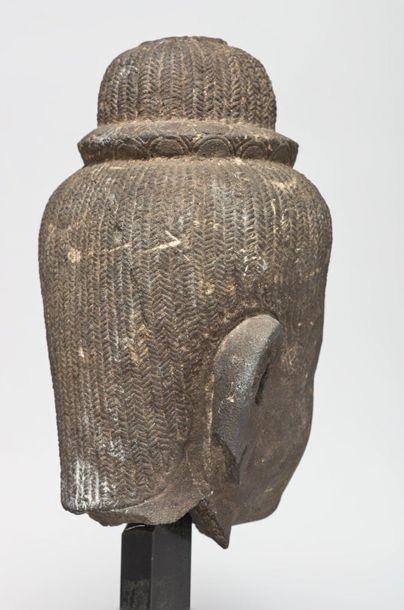CAMBODGE - Période khmère, BAPHUON, XIe siècle 
Tête de bouddha en grès gris, esquissant...