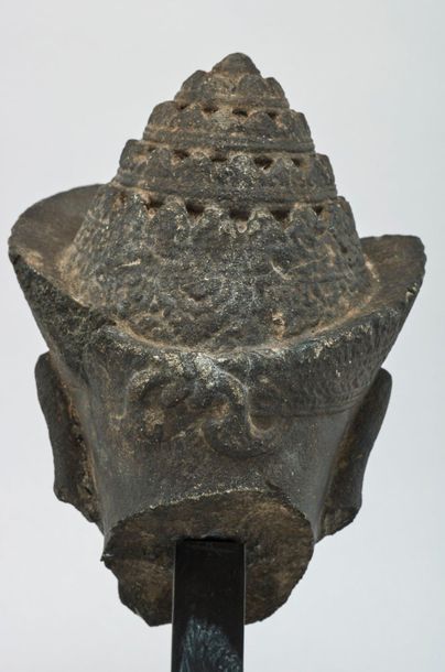 CAMBODGE - PÉRIODE KHMÈRE, ANGKOR VAT, XIIE SIÈCLE 
Tête de Shiva en grès noir, les...