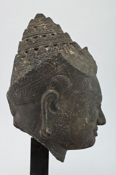 CAMBODGE - PÉRIODE KHMÈRE, ANGKOR VAT, XIIE SIÈCLE 
Shiva's head in black sandstone,...