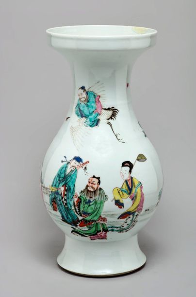 CHINE - Epoque YONGZHENG (1723 - 1735) 
Baluster-shaped vase with flared neck in...