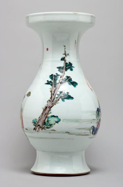 CHINE - Epoque YONGZHENG (1723 - 1735) 
Baluster-shaped vase with flared neck in...