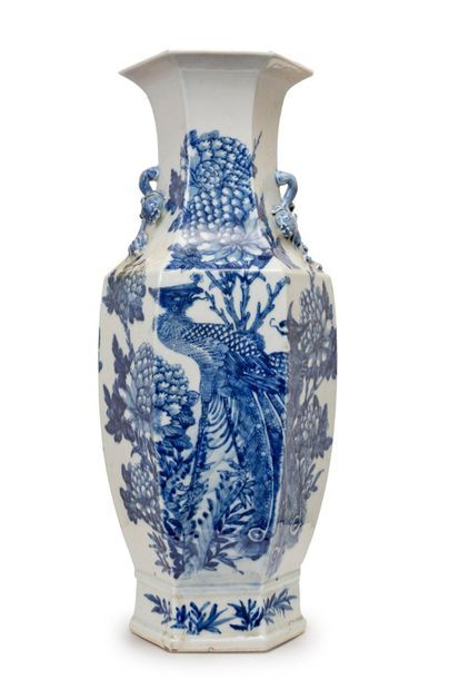 CHINE - XIXe siècle 
Hexagonal vase with porcelain sides, decorated in blue under...