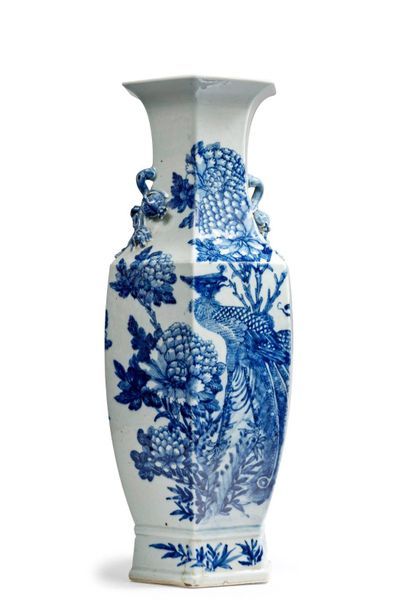 CHINE - XIXe siècle 
Hexagonal vase with porcelain sides, decorated in blue under...