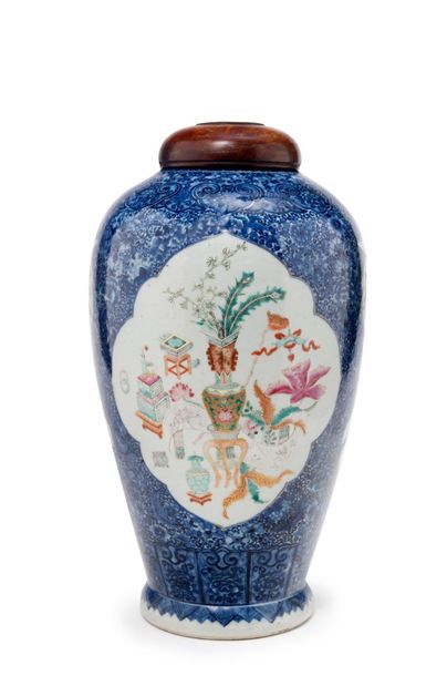 CHINE - XIXe siècle 
Porcelain vase, decorated in polychrome enamels of the rose...