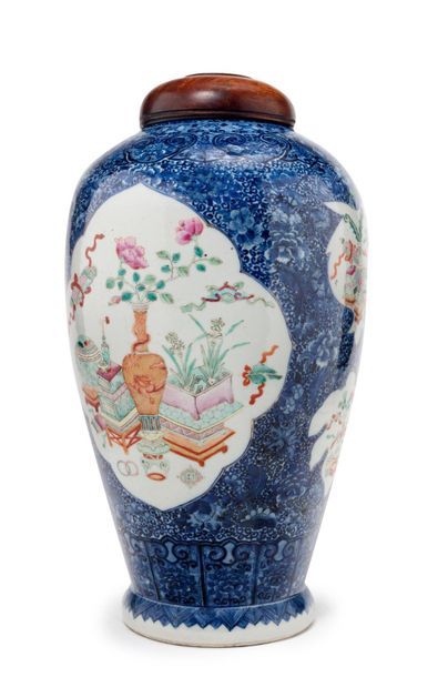 CHINE - XIXe siècle 
Porcelain vase, decorated in polychrome enamels of the rose...