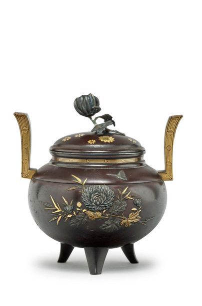 JAPON - Epoque MEIJI (1868 - 1912) 
Brûle-parfum tripode en bronze à patine brune,...