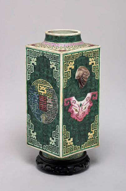 CHINE - XIXe siècle 
Cong-shaped vase in porcelain enamelled polychrome on biscuit...