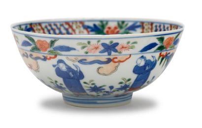 CHINE - XIXe siècle 
Porcelain bowl decorated in blue underglaze and polychrome enamels...