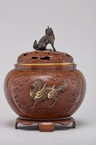 JAPON - Epoque MEIJI (1868 - 1912) 
Brûle-parfum polylobé en suaka à décor en relief...