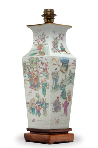 CHINE - Fin XIXe siècle 
Quadrangular vase in polychrome and gold enamelled porcelain...