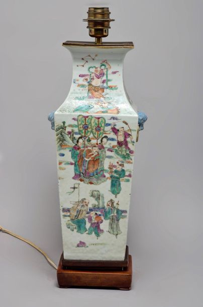 CHINE - Fin XIXe siècle 
Quadrangular vase in polychrome and gold enamelled porcelain...