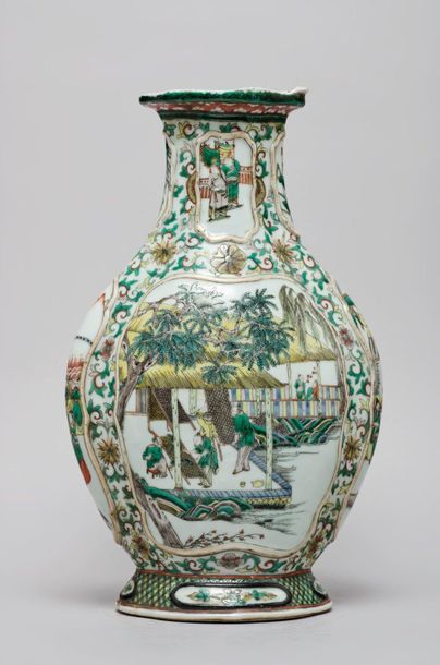 CHINE Flattened four-lobed vase made of polychrome and gold enamelled porcelain in...