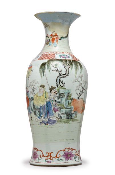 CHINE - Début XXe siècle 
Large baluster vase with flared neck in polychrome enamelled...