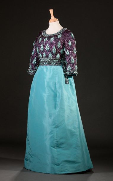 PIERRE BALMAIN n° 135420 
Evening dress in turquoise taffeta embroidered by Maison...