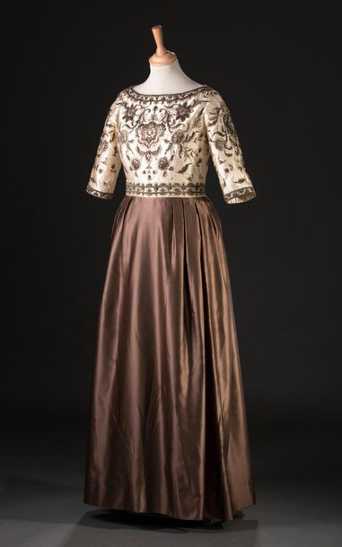 PIERRE BALMAIN n° 103948 
Evening dress, variation of the model " ANAPURNA ", collection...
