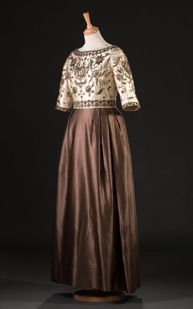 PIERRE BALMAIN n° 103948 
Robe du soir, variation du modèle « ANAPURNA », collection...