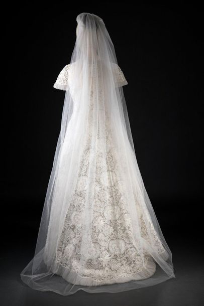 PIERRE BALMAIN n° 127612 
Robe de mariée en tulle réappliqué de raphia à décor de...