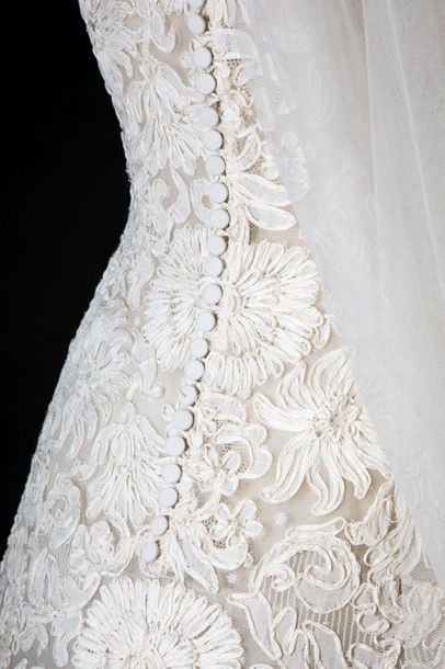 PIERRE BALMAIN n° 127612 
Robe de mariée en tulle réappliqué de raphia à décor de...