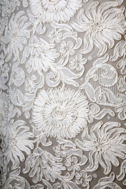PIERRE BALMAIN n° 127612 
Wedding dress in tulle reapplied with raffia decorated...