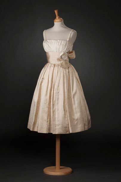 Pierre BALMAIN Cocktail strapless dress in wild ivory silk with a bow and a rose...