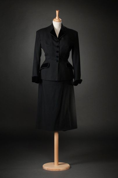 Pierre BALMAIN Suit in black woollen fabric with small black velvet lapel, pocket...