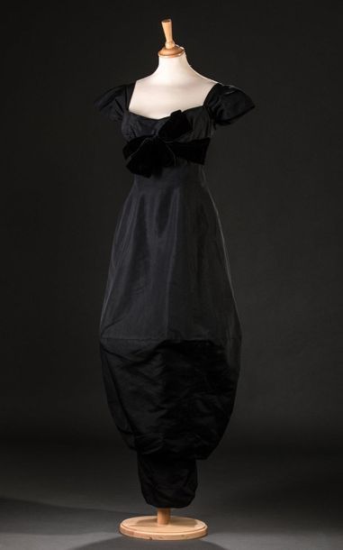 Pierre BALMAIN Evening dress in black taffeta "candy" shape, with sheath underneath.
It...