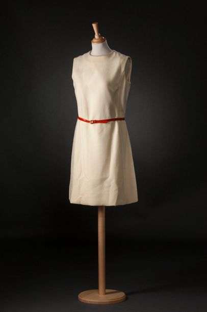 CHRISTIAN DIOR New-York 
Robe en lainage ivoire à manches américaines, marquée à...