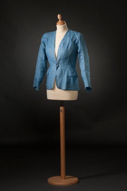 JEAN PATOU, Bolduc n° 31219 
Blue linen jacket with invisible seams, closed by a...