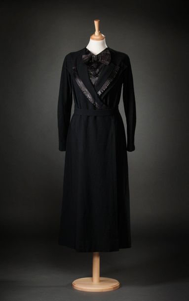 JEAN PATOU, Bolduc n° 5.010 
Dress in black jersey, bib and collar lapel in waxed...