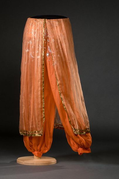 CHRISTIAN DIOR n° 148863 
Pantalon à la sultane en mousseline orange.
Le pantalon...