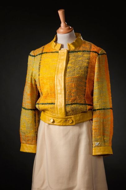 COURREGES PARIS 
Blouson en laine et cuir à dominante jaune et orange.
Vers 1970
Très...
