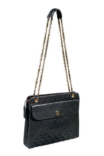 CHANEL Élégant sac en cuir grainé matelassé noir, double
CC doré sur le devant, anse-chaine...