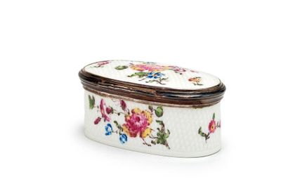 MENNECY Covered oval snuffbox in soft porcelain with a guilloche bottom, with polychrome...