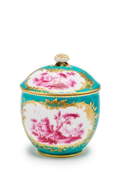 SÈVRES Pot à sucre Bouret couvert en porcelaine tendre, à décor en camaïeu rose de...