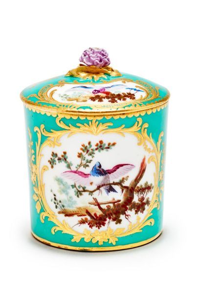 SÈVRES Pot à fard couvert en porcelaine tendre, à décor polychrome d'oiseaux dans...