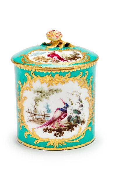 SÈVRES Pot à fard couvert en porcelaine tendre, à décor polychrome d'oiseaux dans...