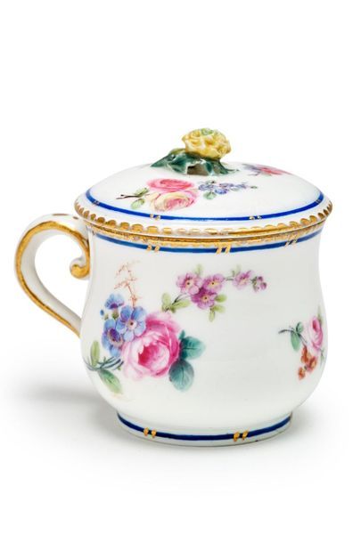 SÈVRES Pot à jus et un couvercle en porcelaine tendre, à décor polychrome de bouquets...