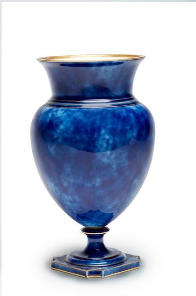 SÈVRES Baluster vase "de Nola" on pedestal and flared neck in hard porcelain with...