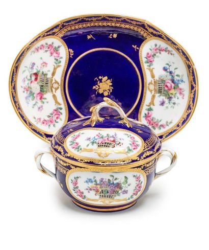 SÈVRES Covered round bouillon bowl and its oval tray in soft porcelain, with polychrome...